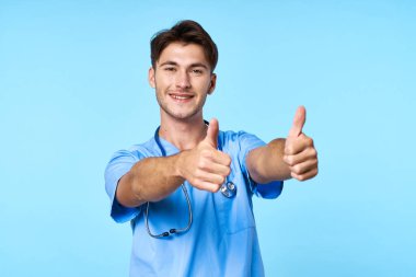 Tıbbi üniformalı adam sağlık tedavisi steteskop muayene mavi arka plan