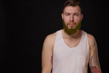 Sakallı, maço, beyaz tişörtlü, güneş gözlüklü, moda dövmeli adam.