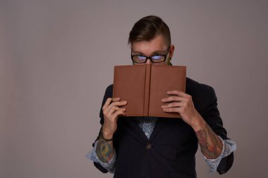 Elinde kitabı olan bir iş adamı. Profesyonel yöneticiler.