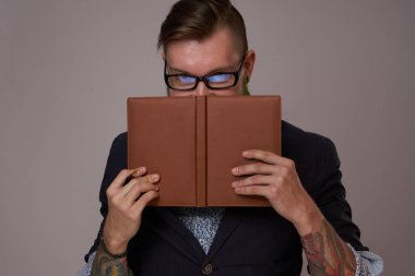 Elinde kitabı olan bir iş adamı. Profesyonel yöneticiler.