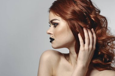 Çıplak omuzlu kızıl saçlı kadın makyaj tabanlı burç burcu burcu.