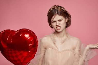 Güzel kadın kırmızı kalp balonun ellerinde izole edilmiş arka plan