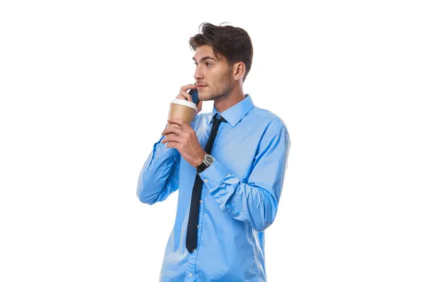 Man in shirt met stropdas koffiekop poseren kantoor licht achtergrond — Stockfoto