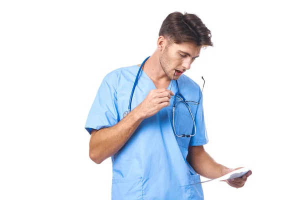 Hombre en médico uniforme de rayos X diagnósticos estetoscopio examen trabajo aislado fondo — Foto de Stock