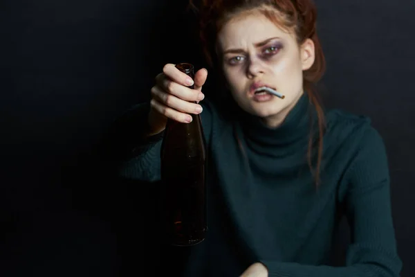 Kvinna med flaska alkohol röker en cigarett depression blåmärken under ögonen känslor — Stockfoto
