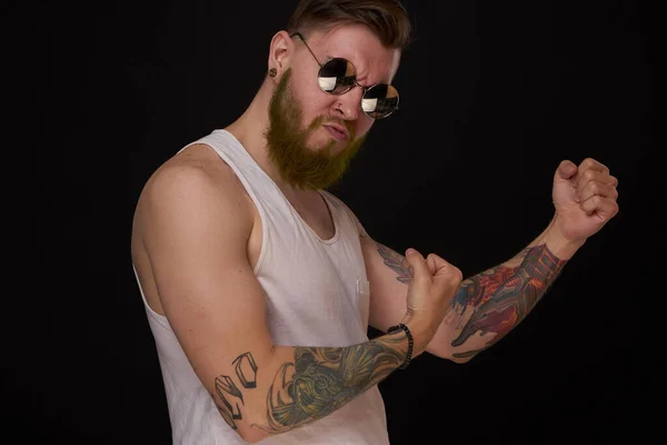 Bearded macho man in white t-shirt sunglasses fashion tattoos — Stock Photo, Image