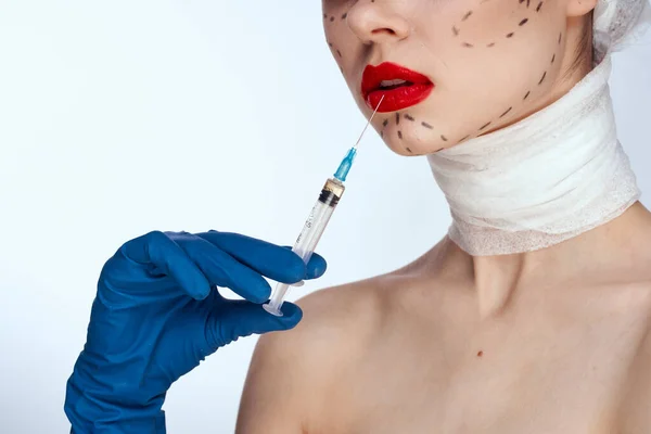 Hermosa mujer labios rojos cirugía plástica operación hombros desnudos primer plano — Foto de Stock