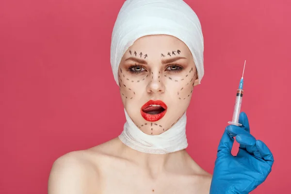 Retrato de una mujer estética cirugía facial clínica cuidado corporal fondo rosa — Foto de Stock