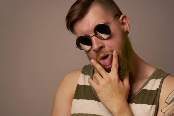 Бородатый человек в солнцезащитных очках создает эмоции изолированный фон — стоковое фото