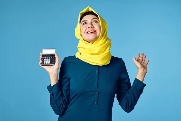 Vrouw in gele hijab technologie calculator werk financiën — Stockfoto