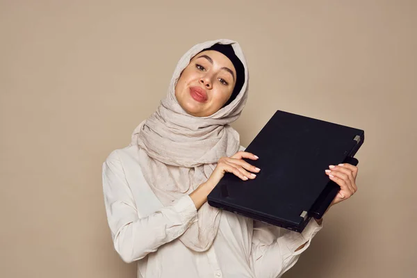 Muslimische Frau mit Laptop arbeitet mit Lerntechnologie — Stockfoto