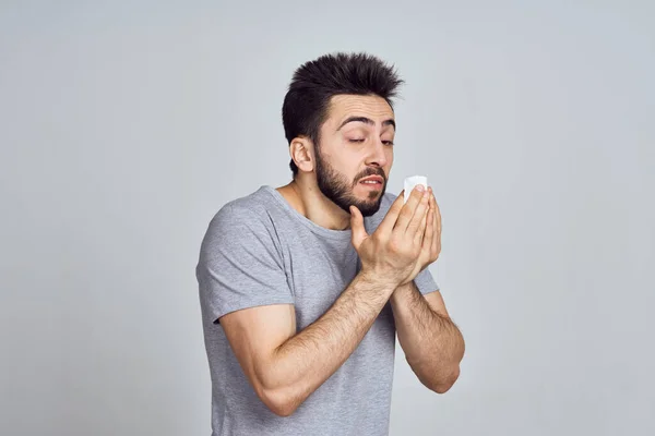 Просторий бородатий чоловік проблеми зі здоров'ям грип невдоволення — стокове фото