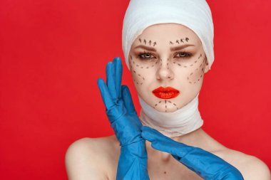 Güzel bir kadın. Kırmızı dudaklar estetik ameliyat. Omuzlar çıplak.