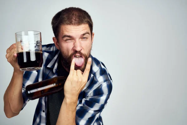 髭の男アルコール依存症の問題感情うつ病ライフスタイル — ストック写真