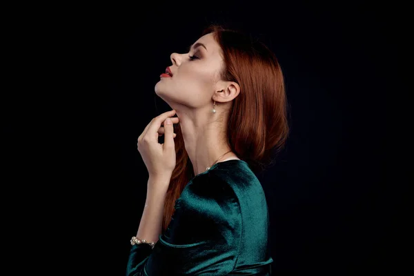 Vacker kvinna frisyr mode dekoration kosmetika isolerad bakgrund — Stockfoto