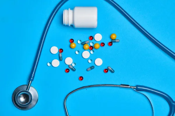 Antibióticos químicos Productos farmacéuticos medicamentos jeringa fondo azul — Foto de Stock