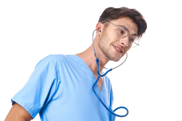 Uomo in uniforme medica indossando occhiali stetoscopio posa sfondo isolato — Foto Stock