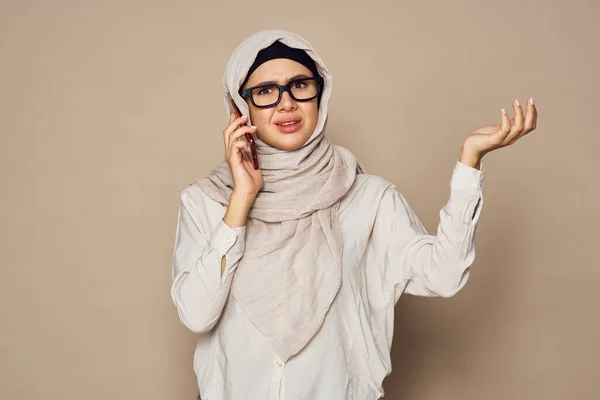 ノートパソコンの勉強技術を持つイスラム教徒の女性は — ストック写真