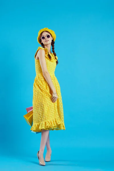 Donna allegra in un cappello giallo Shopaholic moda stile studio modello — Foto Stock