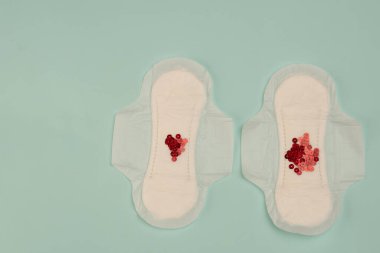 Kanlı, kadınsı hijyen regl koruma üst görünüm