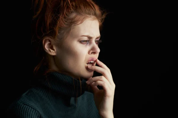 Rädd upprörd kvinna med blåmärken under ögonen problem missbruk depression — Stockfoto