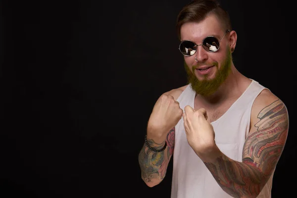 Uomo macho barbuto in bianco t-shirt occhiali da sole moda tatuaggi — Foto Stock
