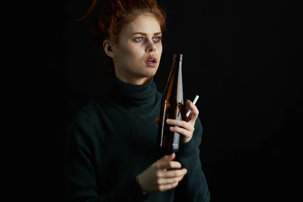 Femme avec bouteille d'alcool ecchymoses sous les yeux changements dépression fond sombre — Photo
