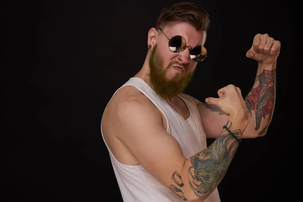 Skäggig macho man i vit t-shirt solglasögon mode tatueringar — Stockfoto