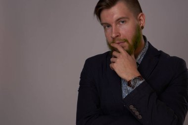 İş adamı özgüveni ofis memuru pozu