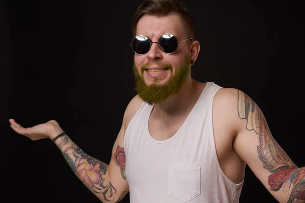 Alegre barbudo hombre en blanco camiseta gafas de sol posando — Foto de Stock