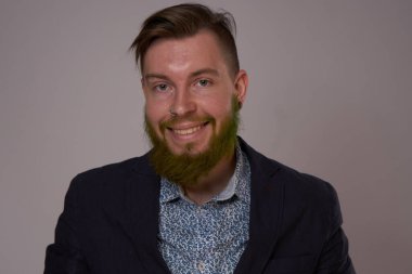 İş adamı ceketli moda uzmanı pozu veriyor.