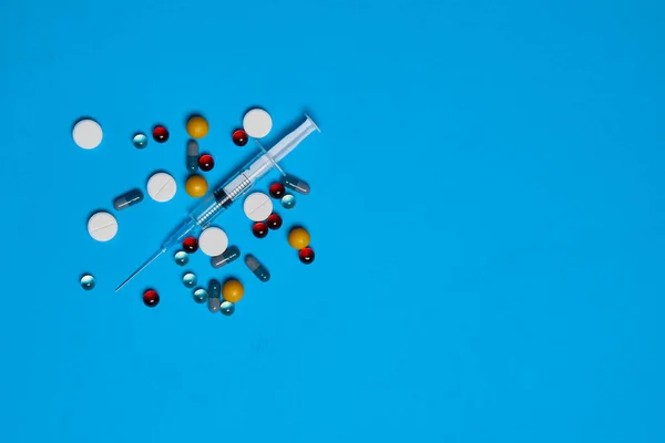 Medicina frasco vitaminas cápsulas medicina fundo azul — Fotografia de Stock