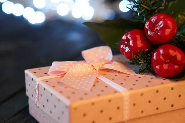 Presente caixa de natal decoração feriado mesa de madeira — Fotografia de Stock
