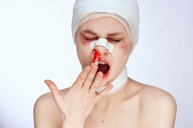 Burnunda kan lekesi olan bir tampon. Yüzü yakın plan.