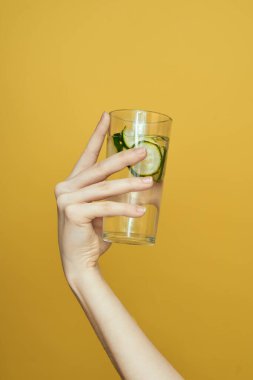 Salatalık taze vitaminler zehirden arındırma sarı arka plan kozmetolojisi