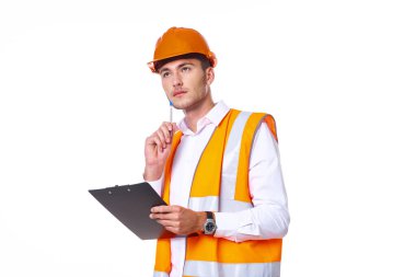 Turuncu şapkalı adam inşaat işinde çalışıyor.