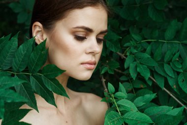 Gülümseyen kadın makyajı spa doğası taze hava modeli