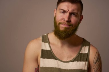 Kollarında vahşi erkek dövmeleri var. Kesilmiş bir yaşam biçimi gibi duruyor.