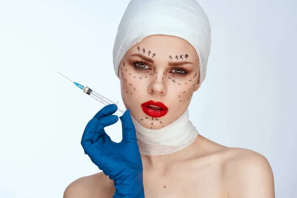Hermosa mujer rejuvenecimiento facial inyección cosméticos procedimientos aislados fondo — Foto de Stock