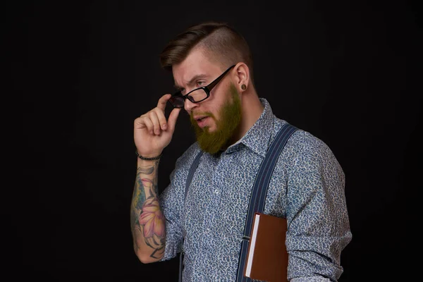 Um homem de negócios em uma camisa com um caderno nas mãos de um gerente — Fotografia de Stock