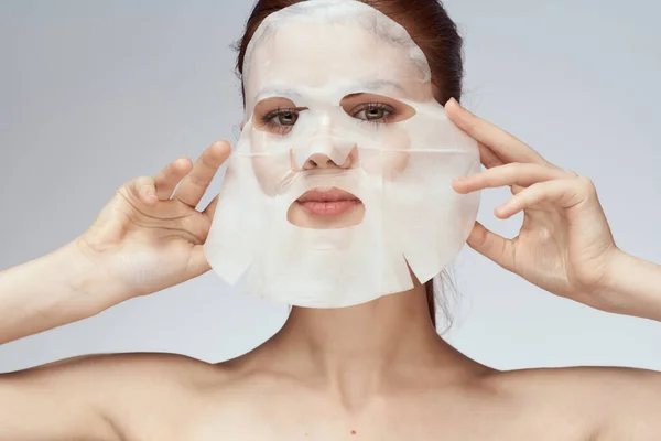 Žena s holými rameny tvář maska péče o pleť postupy — Stock fotografie