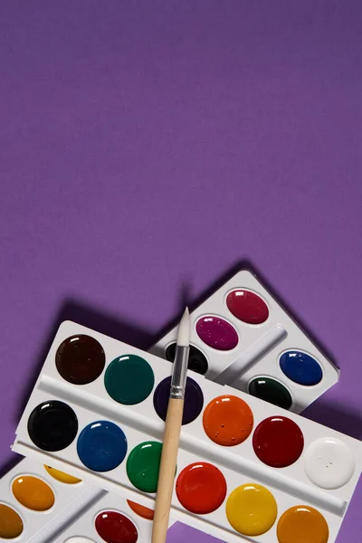 Štětce pro malování umění fialové pozadí hobby — Stock fotografie