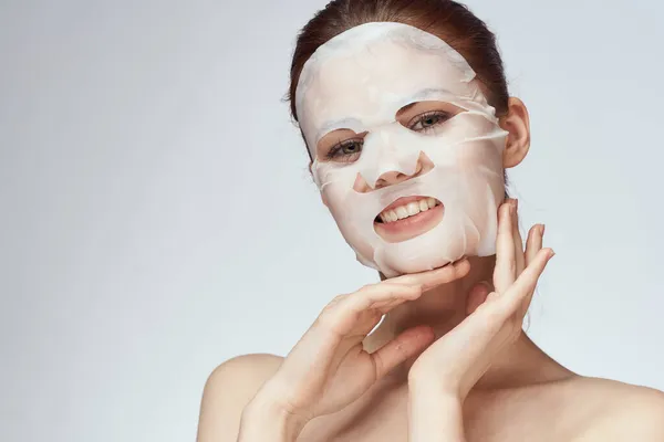 Эмоциональная женщина косметическая маска лица крупным планом светлый фон — стоковое фото