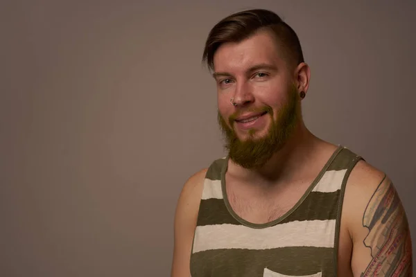 Модний чоловік з татуюваннями на руках стильна зачіска студія впевненості — стокове фото