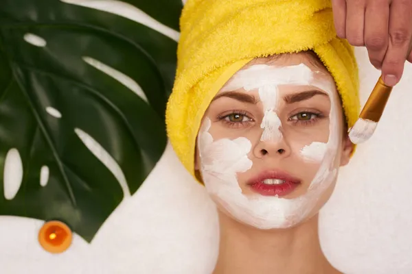 Mooie vrouw gezicht masker huid reinigen palmblad uitzicht van boven — Stockfoto