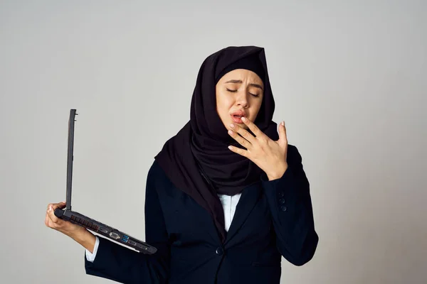 Γυναίκα σε μαύρο hijab φορητό υπολογιστή εργασίας γραφείο τεχνολογίας — Φωτογραφία Αρχείου