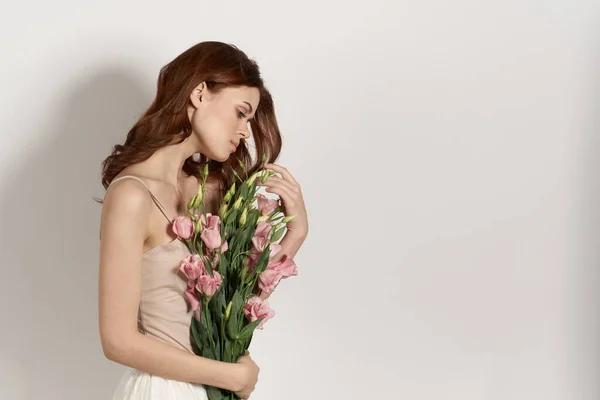 Vrolijke vrouw met een boeket bloemen levensstijl glamour — Stockfoto