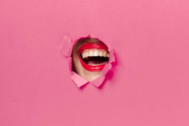 Neşeli kadın posteri, pembe arka plan ve kırmızı dudaklar.