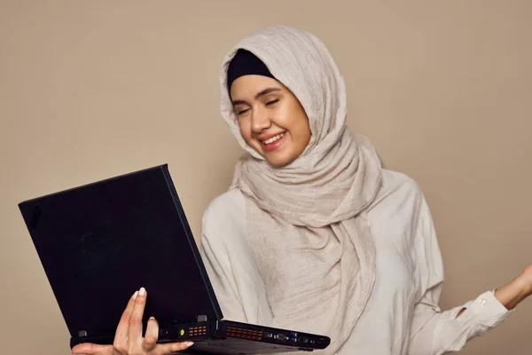 拥有笔记本电脑工作学习技术的穆斯林妇女 — 图库照片