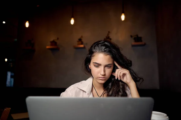 Mujer sentada en la cafetería frente a la tecnología de trabajo portátil — Foto de Stock